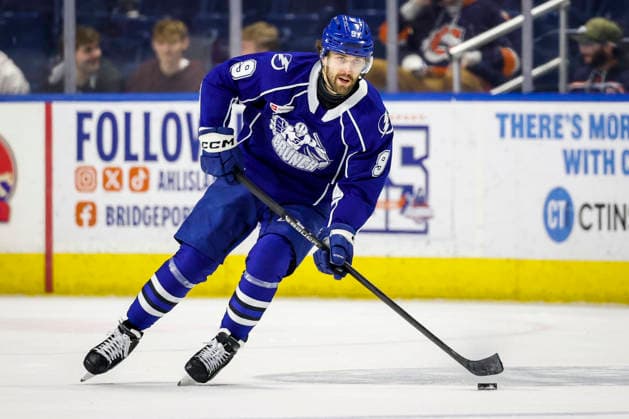 December 17, 2025: Syracuse Crunch left wing Wojciech Stachowiak (9) handles the puck during an AHL hockey game against the Bridgeport Islanders Wednesday, Dec. 17, 2025, in Bridgeport, CT. Cal Media Bridgeport USA - ZUMAc04_ 20251217_zma_c04_296 Copyright: xRustyxJonesx