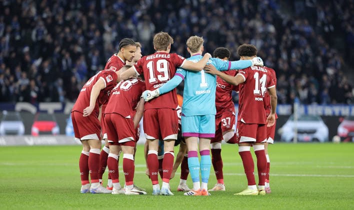 Bielefelder Mannschaftskreis vor Spielbeginn einschwören Ritual Fußball Fussball DFL 2.Bundesliga Herren 17. Spieltag Saison 2025 2026 19.12.2025 Hertha BSC Berlin vs. DSC Arminia Bielefeld DFL regulations prohibit any use of photographs as image sequences and or quasi-video