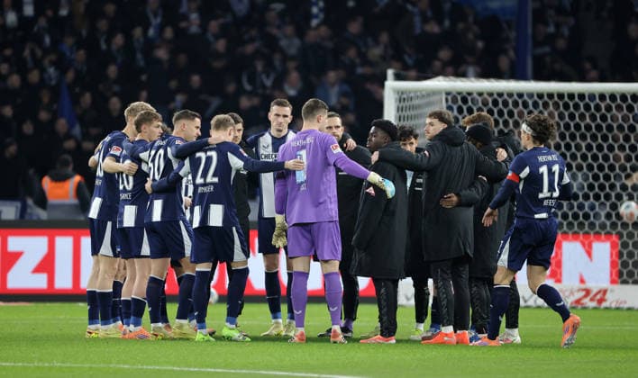 Berliner Mannschaftskreis vor Spielbeginn einschwören Ritual Fußball Fussball DFL 2.Bundesliga Herren 17. Spieltag Saison 2025 2026 19.12.2025 Hertha BSC Berlin vs. DSC Arminia Bielefeld DFL regulations prohibit any use of photographs as image sequences and or quasi-video
