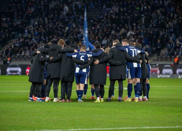 Fussball, Herren, Saison 2025 2026, 2. Bundesliga (17. Spieltag), Hertha BSC - Arminia Bielefeld, Hertha im Kreis, 19.12. 2025,