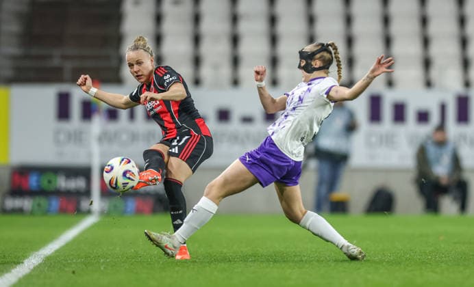 GER, Essen, SGS Essen vs Eintracht Frankfurt, Google Pixel Frauen Bundesliga, Fussball, DFB, Spielzeit 2025 2026, Stadion an der Hafenstraße , 14. Spieltag im Bild v.l.: Nadine Riesen (Eintracht Frankfurt 22), Paula Flach (SGS Essen 5) DFB DFL REGULATIONS PROHIBIT ANY USE OF PHOTOGRAPHS AS IMAGE SEQUENCES AND OR QUASI-VIDEO, 19.12.2025 Copyright: HMBxMedia HendrikxHamelau