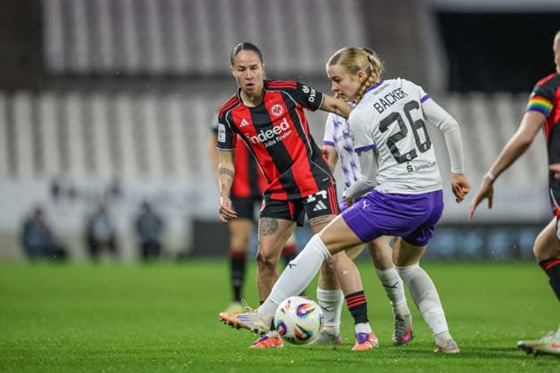 GER, Essen, SGS Essen vs Eintracht Frankfurt, Google Pixel Frauen Bundesliga, Fussball, DFB, Spielzeit 2025 2026, Stadion an der Hafenstraße , 14. Spieltag im Bild v.l.: GÃ raldine Reuteler (Eintracht Frankfurt 14), Lany Mia Bäcker (SGS Essen 26) DFB DFL REGULATIONS PROHIBIT ANY USE OF PHOTOGRAPHS AS IMAGE SEQUENCES AND OR QUASI-VIDEO, 19.12.2025 Copyright: HMBxMedia HendrikxHamelau