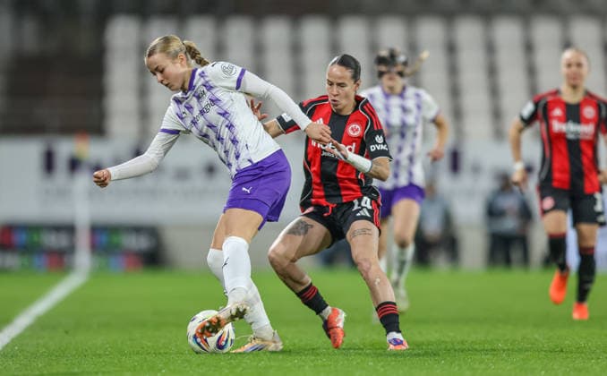 GER, Essen, SGS Essen vs Eintracht Frankfurt, Google Pixel Frauen Bundesliga, Fussball, DFB, Spielzeit 2025 2026, Stadion an der Hafenstraße , 14. Spieltag im Bild v.l.: Lany Mia Bäcker (SGS Essen 26), GÃ raldine Reuteler (Eintracht Frankfurt 14) DFB DFL REGULATIONS PROHIBIT ANY USE OF PHOTOGRAPHS AS IMAGE SEQUENCES AND OR QUASI-VIDEO, 19.12.2025 Copyright: HMBxMedia HendrikxHamelau