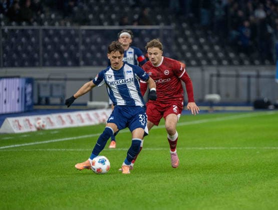Fussball, Herren, Saison 2025 2026, 2. Bundesliga (17. Spieltag), Hertha BSC - Arminia Bielefeld, v. l. Michal Karbownik (Hertha BSC), Felix Hagmann (Bielefeld), 19.12. 2025,