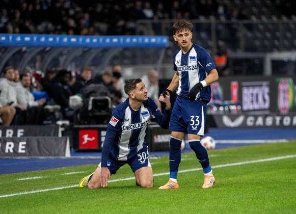 Fussball, Herren, Saison 2025 2026, 2. Bundesliga (17. Spieltag), Hertha BSC - Arminia Bielefeld, v. l. Paul Seguin (Hertha BSC), Michal Karbownik (Hertha BSC), 19.12. 2025,