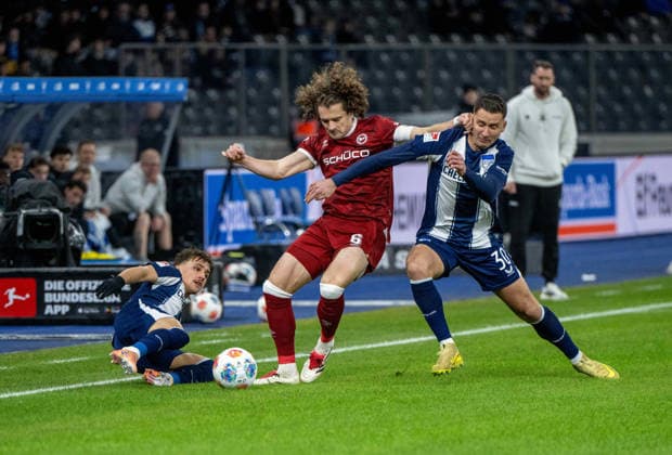 Fussball, Herren, Saison 2025 2026, 2. Bundesliga (17. Spieltag), Hertha BSC - Arminia Bielefeld, v. l. Michal Karbownik (Hertha BSC), Mael Corboz (Bielefeld), Paul Seguin (Hertha BSC), 19.12. 2025,