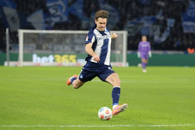 19.12.2025 Fußball Herren 2025 2026 2. Bundesliga 17. Spieltag Hertha BSC - DSC Arminia Bielefeld Olympiastadion Berlin Linus Gechter (Hertha, 44, blau) beim Torschuss. Berlin Berlin Deutschland