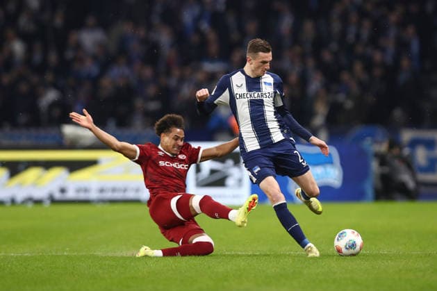 19.12.2025, xtgx, Fussball 2. Bundesliga, Hertha BSC Berlin - Arminia Bielefeld emspor, v.l. Monju Momuluh (Bielefeld, 14), Niklas Kolbe (Hertha, 27) Zweikampf, Duell, Kampf, tackle (DFL DFB REGULATIONS PROHIBIT ANY USE OF PHOTOGRAPHS as IMAGE SEQUENCES and or QUASI-VIDEO) Berlin