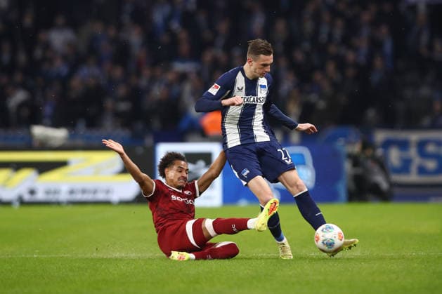 19.12.2025, xtgx, Fussball 2. Bundesliga, Hertha BSC Berlin - Arminia Bielefeld emspor, v.l. Monju Momuluh (Bielefeld, 14), Niklas Kolbe (Hertha, 27) Zweikampf, Duell, Kampf, tackle (DFL DFB REGULATIONS PROHIBIT ANY USE OF PHOTOGRAPHS as IMAGE SEQUENCES and or QUASI-VIDEO) Berlin