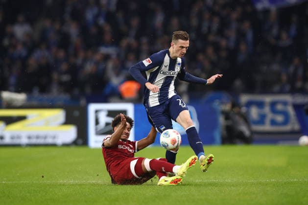 19.12.2025, xtgx, Fussball 2. Bundesliga, Hertha BSC Berlin - Arminia Bielefeld emspor, v.l. Monju Momuluh (Bielefeld, 14), Niklas Kolbe (Hertha, 27) Zweikampf, Duell, Kampf, tackle (DFL DFB REGULATIONS PROHIBIT ANY USE OF PHOTOGRAPHS as IMAGE SEQUENCES and or QUASI-VIDEO) Berlin