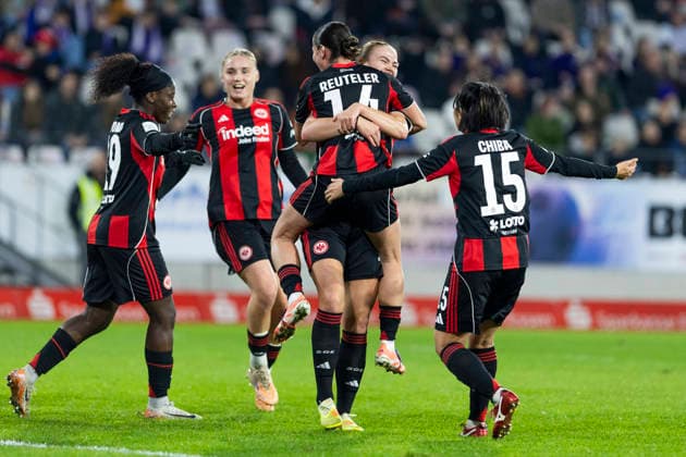 Google Pixel Frauen-Bundesliga: SGS Essen - Eintracht Frankfurt; 19.12.2025 Geraldine Reuteler (Eintracht Frankfurt, 14) jubelt nach ihrem Tor mit Marthine Ostenstad (Eintracht Frankfurt, 16) am 14. Spieltag der Google Pixel Frauen-Bundesliga im Spiel der SGS Essen gegen Eintracht Frankfurt am 19.12.2025 im Stadion an der Hafenstraße in Essen. Copyright: xBEAUTIFULxSPORTS Meuselx