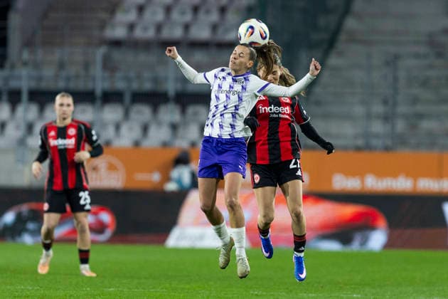 Google Pixel Frauen-Bundesliga: SGS Essen - Eintracht Frankfurt; 19.12.2025 Ereleta Memeti (Eintracht Frankfurt, 27), Shari van Belle (SGS Essen, 14) am 14. Spieltag der Google Pixel Frauen-Bundesliga im Spiel der SGS Essen gegen Eintracht Frankfurt am 19.12.2025 im Stadion an der Hafenstraße in Essen. Copyright: xBEAUTIFULxSPORTS Meuselx