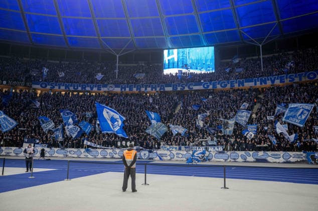Fussball, Herren, Saison 2025 2026, 2. Bundesliga (17. Spieltag), Hertha BSC - Arminia Bielefeld, Fans von Hertha in der Ostkurve, 19.12. 2025,