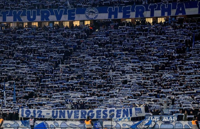 Fussball, Herren, Saison 2025 2026, 2. Bundesliga (17. Spieltag), Hertha BSC - Arminia Bielefeld, Fans von Hertha in der Ostkurve, 19.12. 2025,