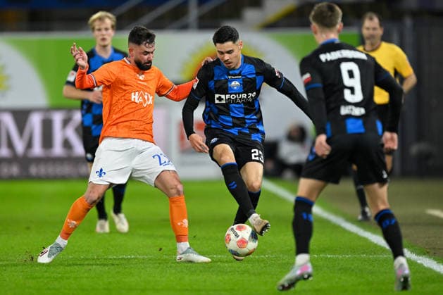 Paderborn, Home Deluxe Arena, 19.12.25, GER, Herren, 2.Bundesliga, Saison 2025-2026, SC Paderborn 07 - SV Darmstadt 98 Bild: v.li. im Zweikampf Marco RICHTER (Darmstadt) und Raphael OBERMAIR (Paderborn) DFL regulations prohibit any use of photographs as image sequences and or quasi-video. NRW Deutschland