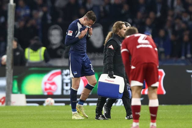 19.12.2025, xtgx, Fussball 2. Bundesliga, Hertha BSC Berlin - Arminia Bielefeld emspor, v.l. Niklas Kolbe (Hertha, 27) verletzt, Verletzung, injury, injured (DFL DFB REGULATIONS PROHIBIT ANY USE OF PHOTOGRAPHS as IMAGE SEQUENCES and or QUASI-VIDEO) Berlin