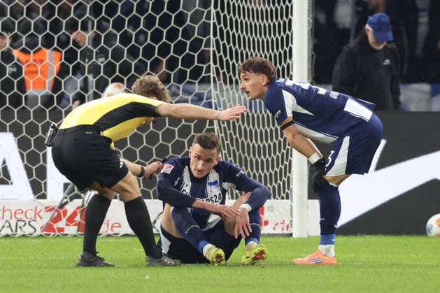 DEU, DFL, 2. FBL, Hertha BSC vs. Arminia Biefeld, 19.12.2025, Berliner Olympiastadion, Berlin, DEU, DFL, 2. FBL, Hertha BSC vs. Arminia Biefeld, im Bild Niklas Kolbe (Hertha BSC Berlin 27), verletzt, Michal Karbownik (Hertha BSC Berlin 33) DFL - regulations prohibit any use of Photographs as image sequences and or quasi-video nordphotoxGmbHx xEngler nph00076