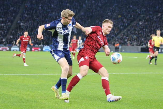 19.12.2025 Fußball Herren 2025 2026 2. Bundesliga 17. Spieltag Hertha BSC - DSC Arminia Bielefeld Olympiastadion Berlin Luca Schuler (Hertha, 18, blau) im Zweikampf mit Leon Schneider (Arminia, 23, rot). Berlin Berlin Deutschland