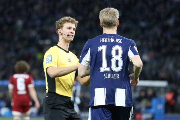 19.12.2025 Fußball Herren 2025 2026 2. Bundesliga 17. Spieltag Hertha BSC - DSC Arminia Bielefeld Olympiastadion Berlin Jarno Wienefeld (Schiedsrichter) ermahnt Luca Schuler (Hertha, 18, blau). Berlin Berlin Deutschland