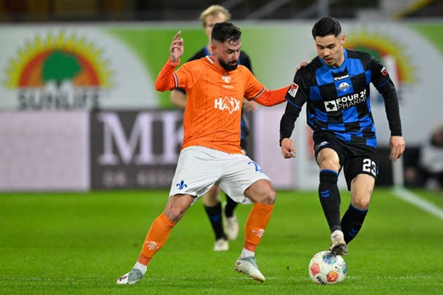Paderborn, Home Deluxe Arena, 19.12.25, GER, Herren, 2.Bundesliga, Saison 2025-2026, SC Paderborn 07 - SV Darmstadt 98 Bild: v.li. im Zweikampf Marco RICHTER (Darmstadt) und Raphael OBERMAIR (Paderborn) DFL regulations prohibit any use of photographs as image sequences and or quasi-video. NRW Deutschland