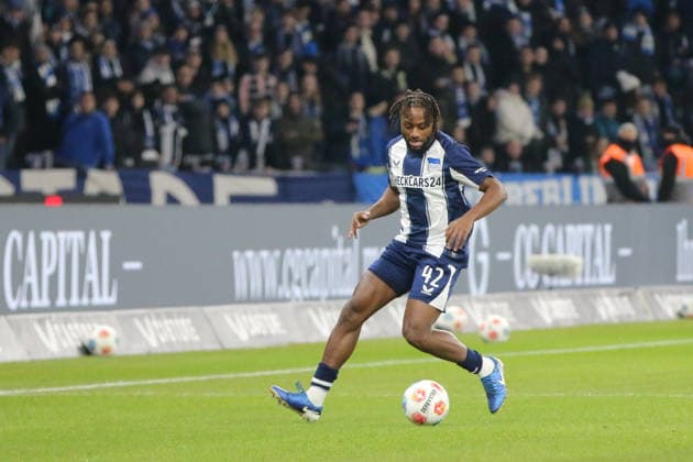 19.12.2025 Fußball Herren 2025 2026 2. Bundesliga 17. Spieltag Hertha BSC - DSC Arminia Bielefeld Olympiastadion Berlin Deyovaisio Zeefuik (Hertha, 42, blau) am Ball. Berlin Berlin Deutschland