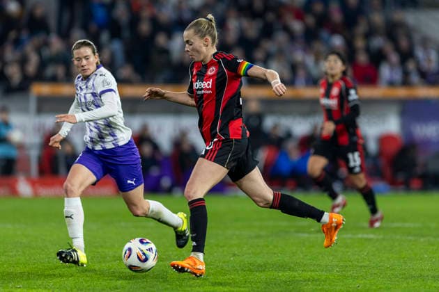 Google Pixel Frauen-Bundesliga: SGS Essen - Eintracht Frankfurt; 19.12.2025 Laura Freigang (Eintracht Frankfurt, 10), Lena Ostermeier (SGS Essen, 18) am 14. Spieltag der Google Pixel Frauen-Bundesliga im Spiel der SGS Essen gegen Eintracht Frankfurt am 19.12.2025 im Stadion an der Hafenstraße in Essen. Copyright: xBEAUTIFULxSPORTS Meuselx