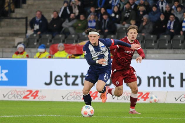 19.12.2025 Fußball Herren 2025 2026 2. Bundesliga 17. Spieltag Hertha BSC - DSC Arminia Bielefeld Olympiastadion Berlin Fabian Reese (Hertha, 11, Reese) jagd den Ball. Berlin Berlin Deutschland