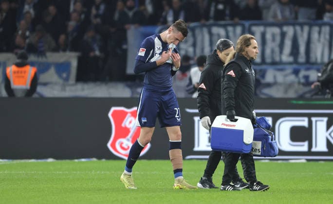 Niklas Kolbe geht verletzt vom Platz Fußball Fussball DFL 2.Bundesliga Herren 17. Spieltag Saison 2025 2026 19.12.2025 Hertha BSC Berlin vs. DSC Arminia Bielefeld DFL regulations prohibit any use of photographs as image sequences and or quasi-video