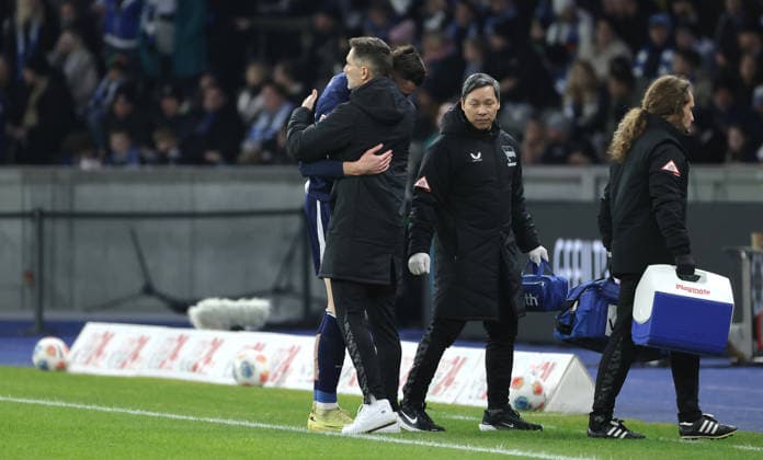 Trainer Stefan Leitl, Niklas Kolbe geht verletzt vom Platz Fußball Fussball DFL 2.Bundesliga Herren 17. Spieltag Saison 2025 2026 19.12.2025 Hertha BSC Berlin vs. DSC Arminia Bielefeld DFL regulations prohibit any use of photographs as image sequences and or quasi-video