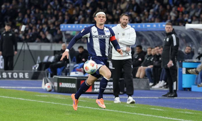 Fabian Reese am Ball, dahinter Trainer Mitch Kniat (DSC) Fußball Fussball DFL 2.Bundesliga Herren 17. Spieltag Saison 2025 2026 19.12.2025 Hertha BSC Berlin vs. DSC Arminia Bielefeld DFL regulations prohibit any use of photographs as image sequences and or quasi-video