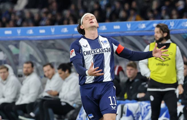 Fabian Reese enttäuscht Enttäuschung Fußball Fussball DFL 2.Bundesliga Herren 17. Spieltag Saison 2025 2026 19.12.2025 Hertha BSC Berlin vs. DSC Arminia Bielefeld DFL regulations prohibit any use of photographs as image sequences and or quasi-video