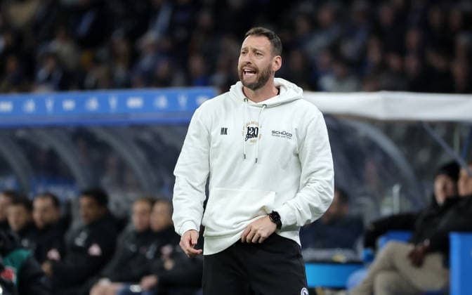Trainer Mitch Kniat gibt Anweisungen Aktion Oberkörper Fußball Fussball DFL 2.Bundesliga Herren 17. Spieltag Saison 2025 2026 19.12.2025 Hertha BSC Berlin vs. DSC Arminia Bielefeld DFL regulations prohibit any use of photographs as image sequences and or quasi-video