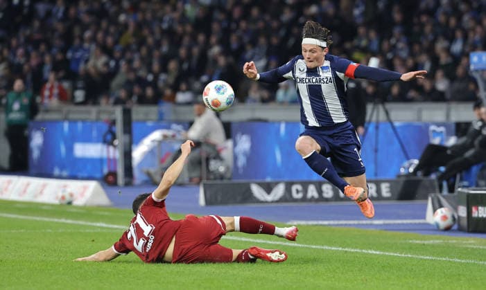 Stefano Russo, Fabian Reese Zweikampf Spielszene Aktion Fußball Fussball DFL 2.Bundesliga Herren 17. Spieltag Saison 2025 2026 19.12.2025 Hertha BSC Berlin vs. DSC Arminia Bielefeld DFL regulations prohibit any use of photographs as image sequences and or quasi-video