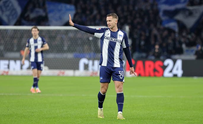 Paul Seguin zeigend, gestikulierend Einzelbild Freisteller Aktion Fußball Fussball DFL 2.Bundesliga Herren 17. Spieltag Saison 2025 2026 19.12.2025 Hertha BSC Berlin vs. DSC Arminia Bielefeld DFL regulations prohibit any use of photographs as image sequences and or quasi-video