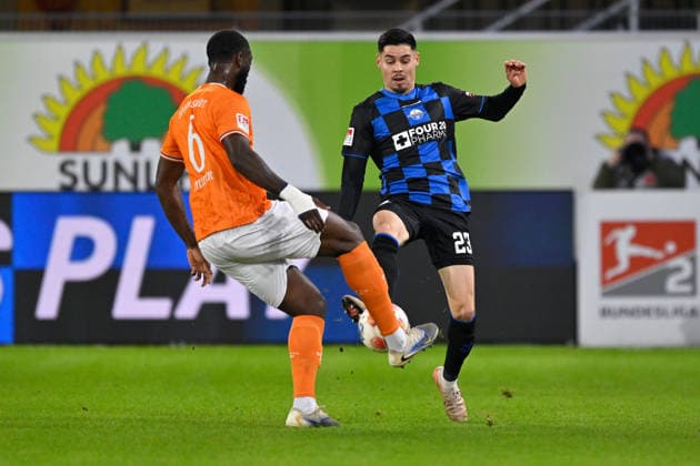 Paderborn, Home Deluxe Arena, 19.12.25, GER, Herren, 2.Bundesliga, Saison 2025-2026, SC Paderborn 07 - SV Darmstadt 98 Bild: v.li. im Zweikampf Patric PFEIFER (Darmstadt) und Raphael OBERMAIR (Paderborn) DFL regulations prohibit any use of photographs as image sequences and or quasi-video. NRW Deutschland