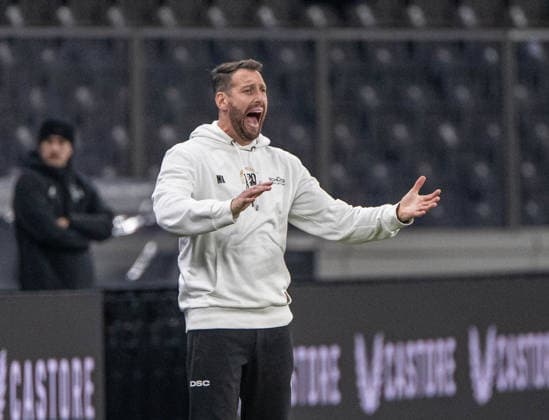 Fussball, Herren, Saison 2025 2026, 2. Bundesliga (17. Spieltag), Hertha BSC - Arminia Bielefeld, Trainer Mitch Kniat (Bielefeld), 19.12. 2025,