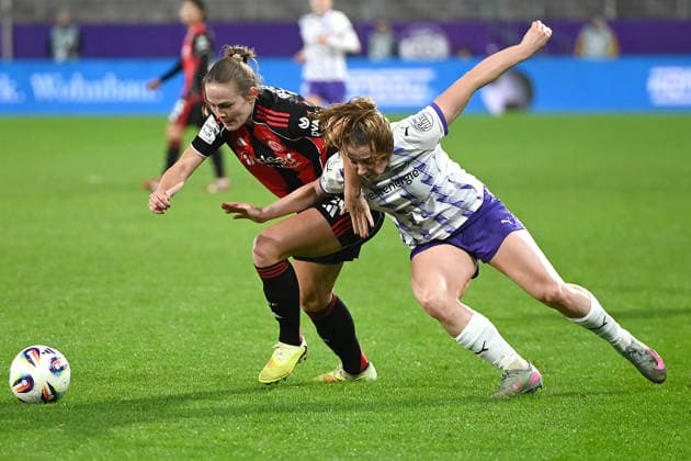 Marthine Östenstadt Ramona Maier Google Pixel Frauen Bundesliga SGS Essen Eintracht Frankfurt 19.12.2025 Marthine Östenstadt (Eintracht Frankfurt) gegen Ramona Maier (SGS Essen), Google Pixel Frauen Bundesliga, 14. Spieltag, SGS Essen gegen Eintracht Frankfurt am 19. Dezember 2025 im Stadion an der Hafenstraße, Essen.