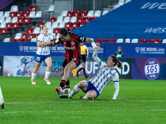 Geralidine Reuteler (Eintracht Frankfurt Frauen, 14) im Zweikampf gegen Lena Ostermeier (SGS Essen, 18) SGS Essen vs. Eintracht Frankfurt, Fußball, Frauen Bundesliga, Google Pixel Frauen Bundesliga, 14. Spieltag, Saison 2025 2026, 19.12.2025 DFB REGULATIONS PROHIBIT ANY USE OF PHOTOGRAPHS AS IMAGE SEQUENCES AND OR QUASI-VIDEO, SGS Essen vs. Eintracht Frankfurt, Fußball, Frauen Bundesliga, Google Pixel Frauen Bundesliga, 14. Spieltag, Saison 2025 2026, 19.12.2025 Essen Copyright: xEibner-Pressefoto DamianxKruczynx EP_DKI