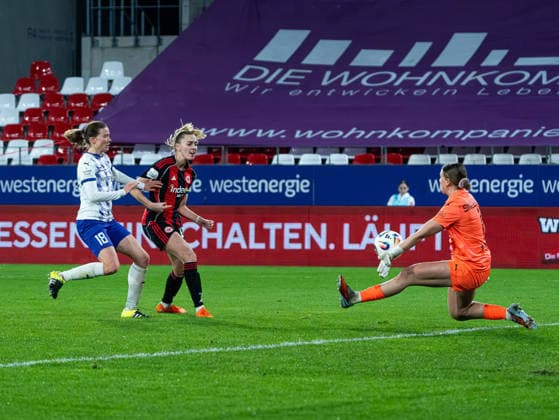 Kim Sindermann (SGS Essen, 01) kann den Schuss von Laura Freigang (Eintracht Frankfurt Frauen, 10) halten SGS Essen vs. Eintracht Frankfurt, Fußball, Frauen Bundesliga, Google Pixel Frauen Bundesliga, 14. Spieltag, Saison 2025 2026, 19.12.2025 DFB REGULATIONS PROHIBIT ANY USE OF PHOTOGRAPHS AS IMAGE SEQUENCES AND OR QUASI-VIDEO, SGS Essen vs. Eintracht Frankfurt, Fußball, Frauen Bundesliga, Google Pixel Frauen Bundesliga, 14. Spieltag, Saison 2025 2026, 19.12.2025 Essen Copyright: xEibner-Pressefoto DamianxKruczynx EP_DKI