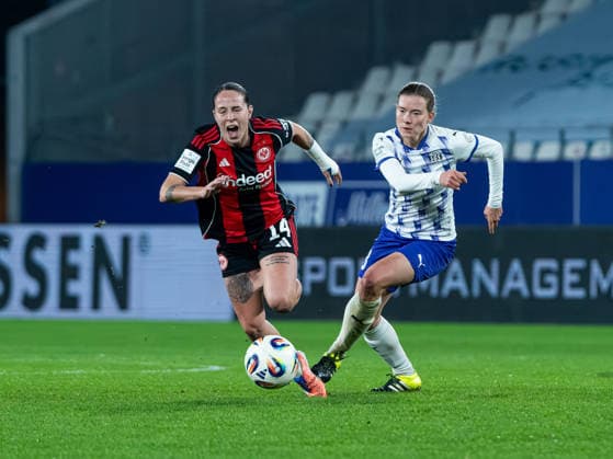 Geralidine Reuteler (Eintracht Frankfurt Frauen, 14) wird von Lena Ostermeier (SGS Essen, 18) gefoult SGS Essen vs. Eintracht Frankfurt, Fußball, Frauen Bundesliga, Google Pixel Frauen Bundesliga, 14. Spieltag, Saison 2025 2026, 19.12.2025 DFB REGULATIONS PROHIBIT ANY USE OF PHOTOGRAPHS AS IMAGE SEQUENCES AND OR QUASI-VIDEO, SGS Essen vs. Eintracht Frankfurt, Fußball, Frauen Bundesliga, Google Pixel Frauen Bundesliga, 14. Spieltag, Saison 2025 2026, 19.12.2025 Essen Copyright: xEibner-Pressefoto DamianxKruczynx EP_DKI