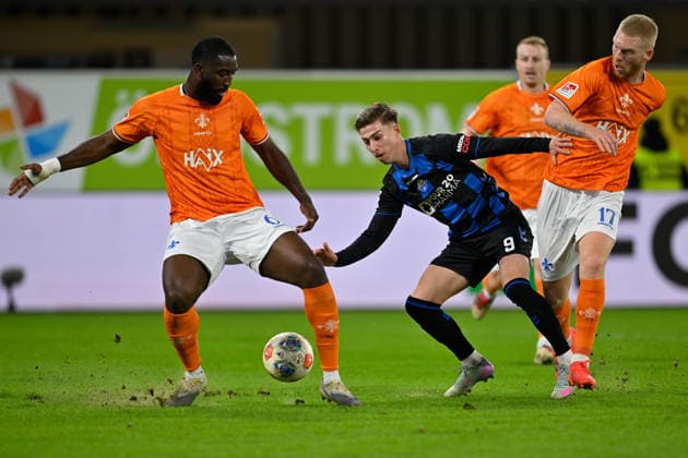 Paderborn, Home Deluxe Arena, 19.12.25, GER, Herren, 2.Bundesliga, Saison 2025-2026, SC Paderborn 07 - SV Darmstadt 98 Bild: v.li. Patric PFEIFER (Darmstadt), Nick BAETZNER (Paderborn) und Kai KLEFISCH (Darmstadt) DFL regulations prohibit any use of photographs as image sequences and or quasi-video. NRW Deutschland