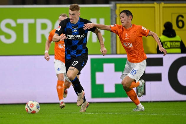 Paderborn, Home Deluxe Arena, 19.12.25, GER, Herren, 2.Bundesliga, Saison 2025-2026, SC Paderborn 07 - SV Darmstadt 98 Bild: v.li. im Zweikampf Laurin CURDA (Paderborn) und Hiroki AKIYAMA (Darmstadt) DFL regulations prohibit any use of photographs as image sequences and or quasi-video. NRW Deutschland