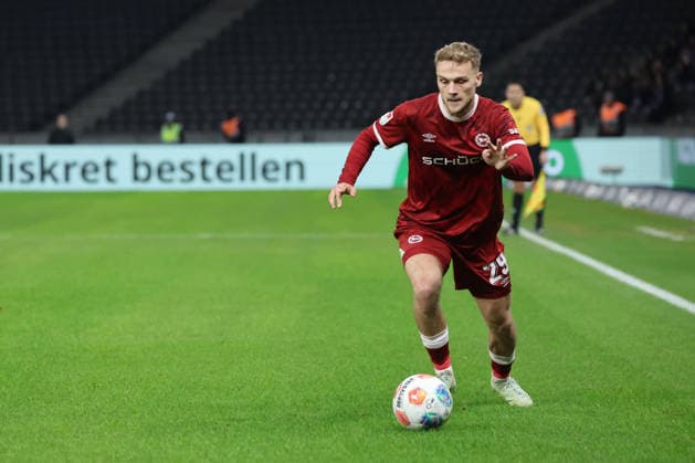 2. Fußball Bundesliga, Hertha BSC - Bielefeld; Tim Handwerker (Bielefeld, 29), während der Begegnung in der 2. Fußball Bundesliga, Hertha BSC Berlin - DSC Arminia Bielefeld; 19.12.2025 in Berlin, Olympiastadion, am 19.12.2025. DFB regulations prohibit any use of photographs as image sequences and or quasi video.