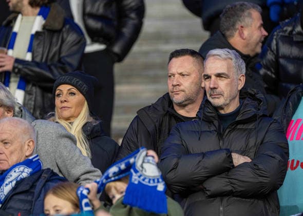 Fussball, Herren, Saison 2025 2026, 2. Bundesliga (17. Spieltag), Hertha BSC - Arminia Bielefeld, Pal Dardai mit Frau Monika auf der Tribüne, 19.12. 2025,