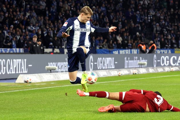 DEU, DFL, 2. FBL, Hertha BSC vs. Arminia Biefeld, 19.12.2025, Berliner Olympiastadion, Berlin, DEU, DFL, 2. FBL, Hertha BSC vs. Arminia Biefeld, im Bild Marten Winkler (Hertha BSC Berlin 22), JOEL FELIX (Arminia Bielefeld 3) DFL - regulations prohibit any use of Photographs as image sequences and or quasi-video