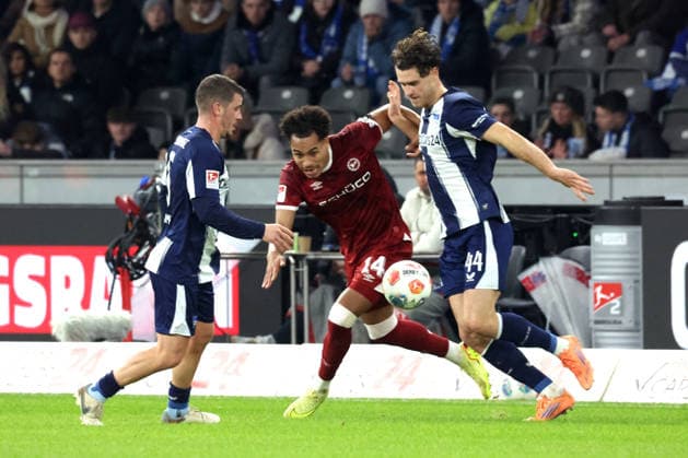 DEU, DFL, 2. FBL, Hertha BSC vs. Arminia Biefeld, 19.12.2025, Berliner Olympiastadion, Berlin, DEU, DFL, 2. FBL, Hertha BSC vs. Arminia Biefeld, im Bild Linus Gechter (Hertha BSC Berlin 44), Diego Demme (Hertha BSC Berlin 6), Monja Momuluh (Arminia Bielefeld 14) DFL - regulations prohibit any use of Photographs as image sequences and or quasi-video