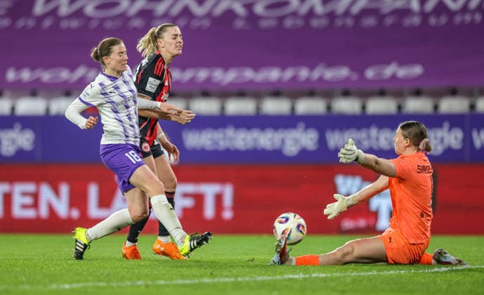 GER, Essen, SGS Essen vs Eintracht Frankfurt, Google Pixel Frauen Bundesliga, Fussball, DFB, Spielzeit 2025 2026, Stadion an der Hafenstraße , 14. Spieltag im Bild v.l.: Lena Ostermeier (SGS Essen 18), Laura Freigang (Eintracht Frankfurt 10), Kim Sindermann (SGS Essen 1), große Torchance DFB DFL REGULATIONS PROHIBIT ANY USE OF PHOTOGRAPHS AS IMAGE SEQUENCES AND OR QUASI-VIDEO, 19.12.2025 Copyright: HMBxMedia HendrikxHamelau
