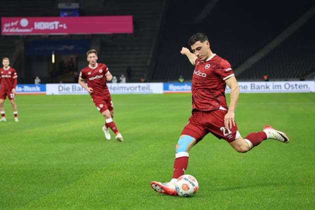 2. Fußball Bundesliga, Hertha BSC - Bielefeld; Stefano Russo (Bielefeld, 21), während der Begegnung in der 2. Fußball Bundesliga, Hertha BSC Berlin - DSC Arminia Bielefeld; 19.12.2025 in Berlin, Olympiastadion, am 19.12.2025. DFB regulations prohibit any use of photographs as image sequences and or quasi video.