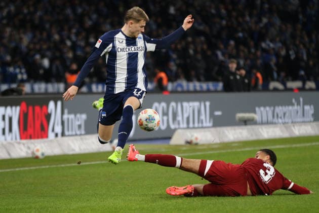 19.12.2025 Fußball Herren 2025 2026 2. Bundesliga 17. Spieltag Hertha BSC - DSC Arminia Bielefeld Olympiastadion Berlin Joel Felix (Arminia, 3, rot) mit dr Grätsche gegen Marten Winkler (Hertha, 22, blau). Berlin Berlin Deutschland