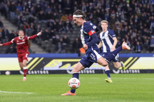 19.12.2025, xtgx, Fussball 2. Bundesliga, Hertha BSC Berlin - Arminia Bielefeld emspor, v.l. Fabian Reese (Hertha, 11) schiesst den Ball aufs Tor, Torschuss, Schuss (DFL DFB REGULATIONS PROHIBIT ANY USE OF PHOTOGRAPHS as IMAGE SEQUENCES and or QUASI-VIDEO) Berlin